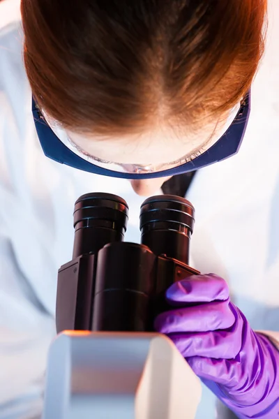 Biowissenschaftlicher Forscher mikroskopiert im Labor. — Stockfoto