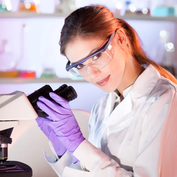 Portrait of a helth care professional microscoping. — Stock Photo, Image