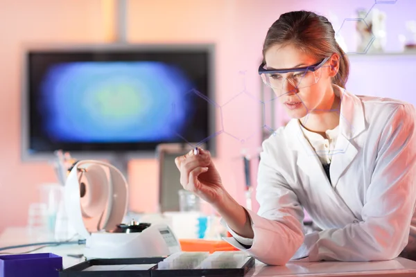 Pesquisador de ciências da vida trabalhando em laboratório . — Fotografia de Stock