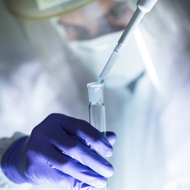 Laboratuvarda yüksek derecede koruma altında çalışıyor..