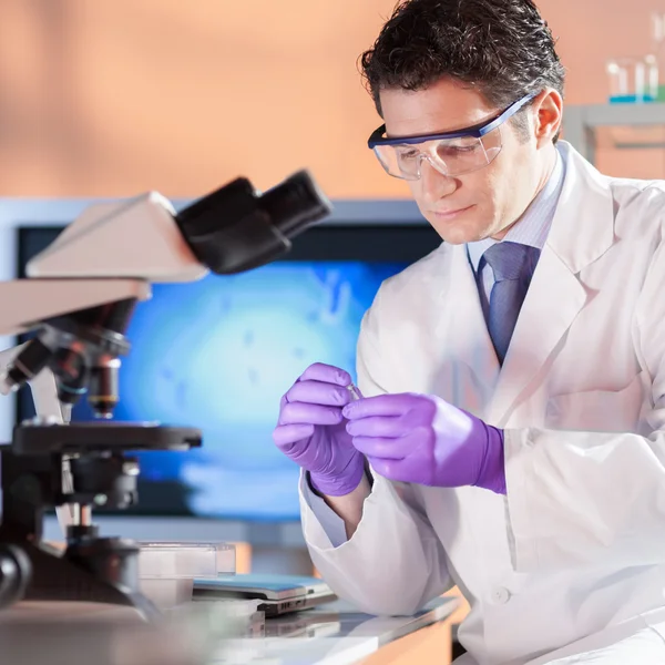 Cientista da vida pesquisando no laboratório. — Fotografia de Stock