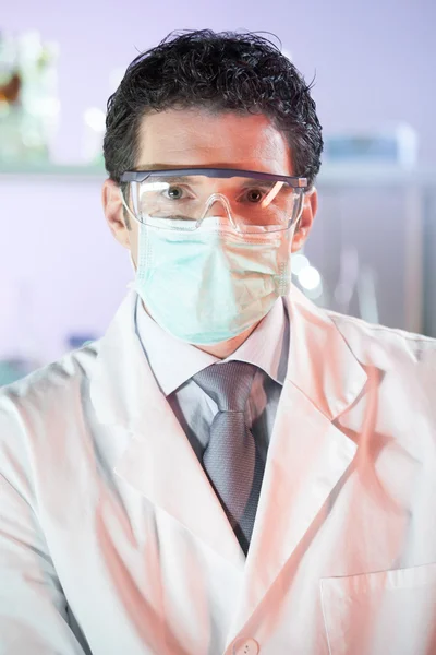 Retrato de um profissional de cuidados de hélice em laboratório . — Fotografia de Stock