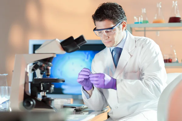 Cientista da vida pesquisando no laboratório. — Fotografia de Stock