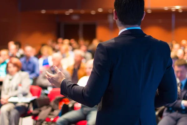 Előadó az üzleti konferencián és prezentáción. — Stock Fotó