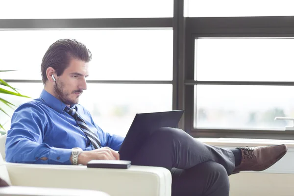 Affärsman i office arbetar på sin laptop. — Stockfoto