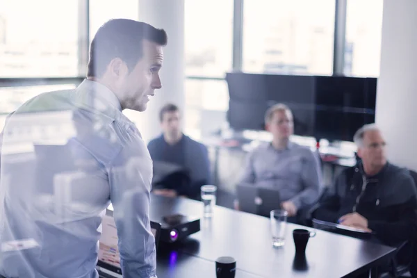 Presentación de negocios sobre reunión corporativa. — Foto de Stock