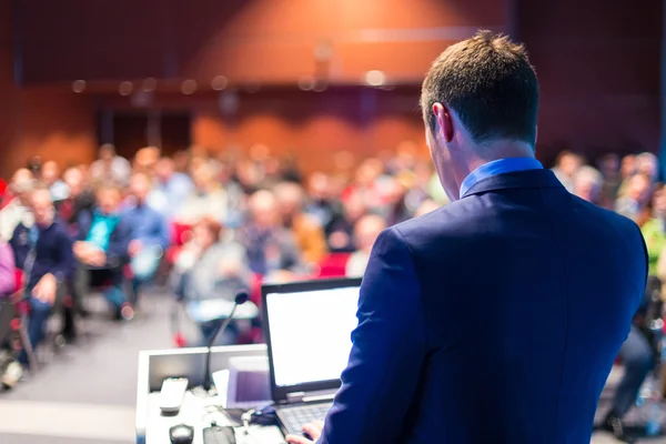 Talare vid företagskonferens och presentation. — Stockfoto