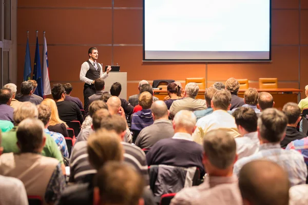 Talare vid företagskonferens och presentation. — Stockfoto