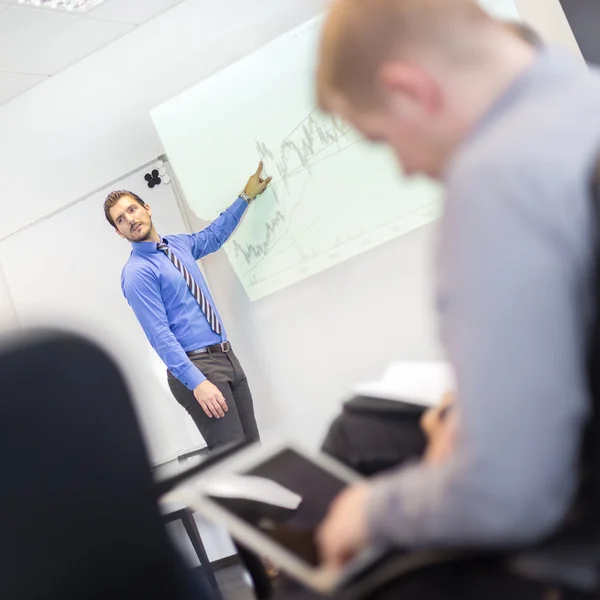 Geschäftspräsentation auf Unternehmenstreffen. — Stockfoto