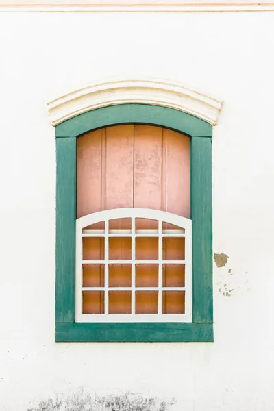 Kleurrijke vintage venster. — Stockfoto