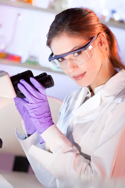 Retrato de un helth cuidado microscopía profesional. — Foto de Stock