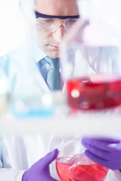 Chemist searching for the right solution. — Stock Photo, Image