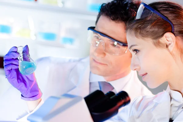 Researcher observing indikator colour shift. — Stock Photo, Image