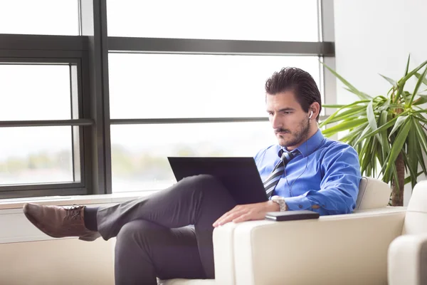 Uomo d'affari in ufficio che lavora sul computer portatile . — Foto Stock