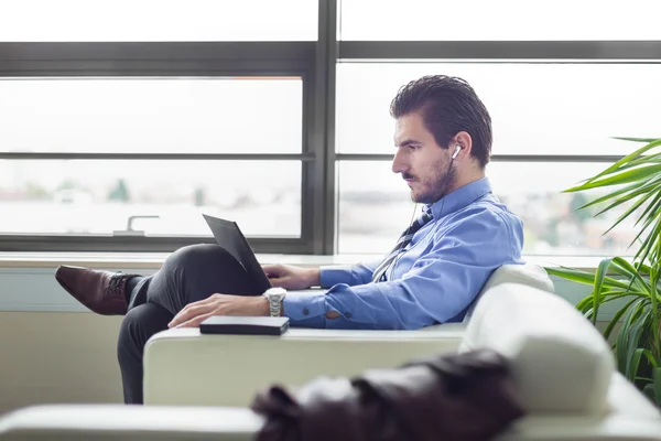 Homme d'affaires au bureau travaillant sur ordinateur portable . — Photo