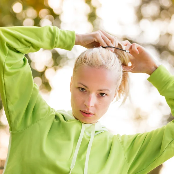 Mujer deportiva de confianza con sudadera con capucha verde de moda . — Foto de Stock