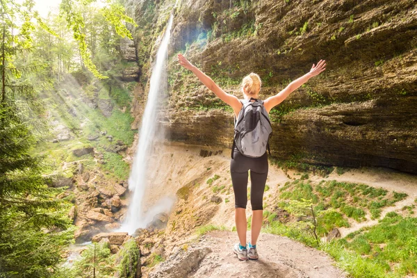 Active sporty woman relaxing in beautiful nature. — Stock Photo, Image