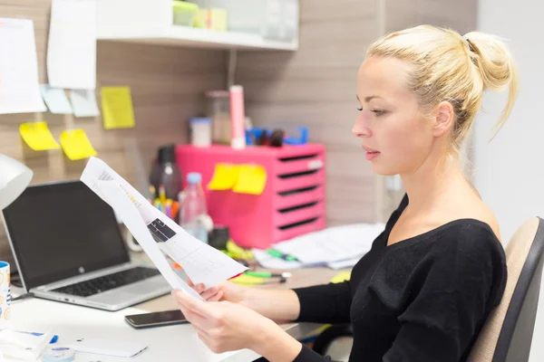 Businesswoman working on computer in office. — Stock Photo, Image