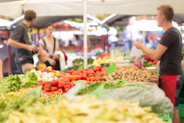 विभिन्न कार्बनिक सब्जियों के साथ किसान खाद्य बाजार स्टॉल . — स्टॉक फ़ोटो, इमेज