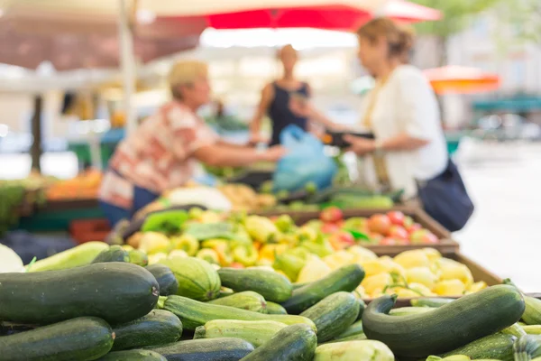 Фермери ринку продуктів харчування стоять з різноманітними органічними овочами . — стокове фото