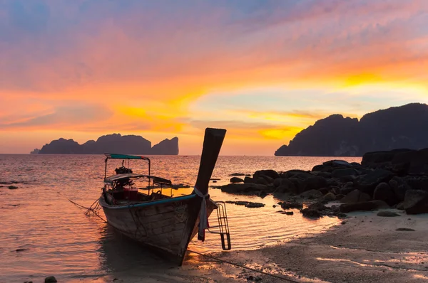 Traditionele houten longtail boot op strand in zonsondergang, Thailand. — Stockfoto