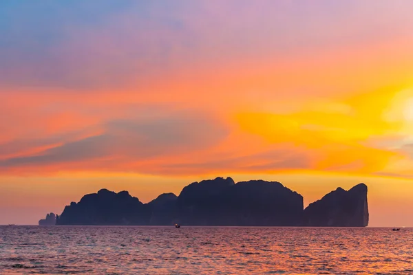 Phi-Phi Lee isla en colorido romántico atardecer . — Foto de Stock