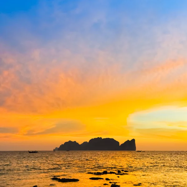 Phi-phi lee Insel im farbenfrohen romantischen Sonnenuntergang. — Stockfoto