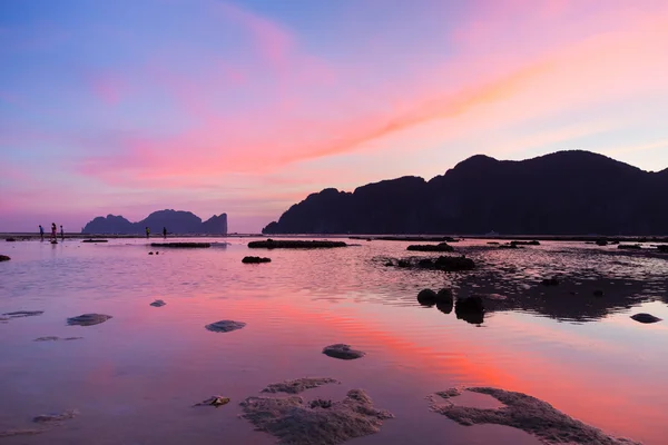 Phi-Phi Lee île dans le coucher de soleil romantique coloré . — Photo