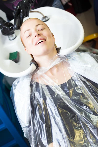 Salon de coiffure. Femme pendant le lavage des cheveux . — Photo