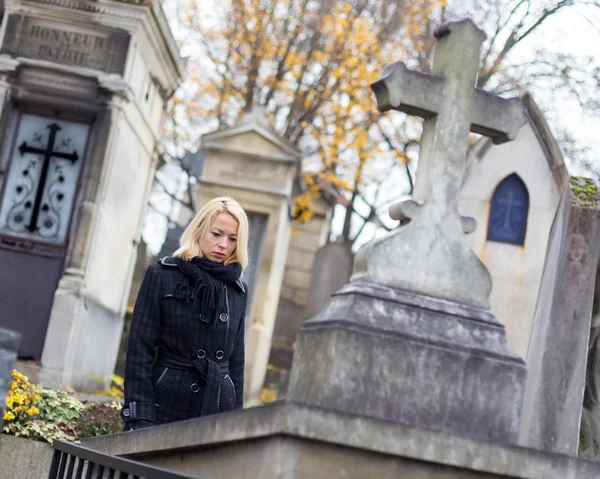 Eenzame vrouw bezoeken familieleden graf. — Stockfoto