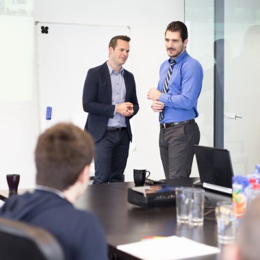 Modern ofisteki iş adamları.