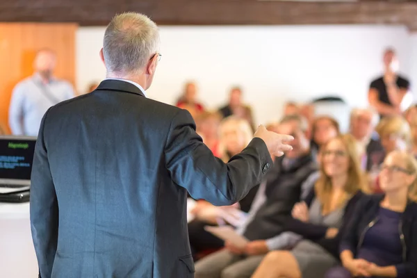 Empresario haciendo una presentación de negocios . — Foto de Stock