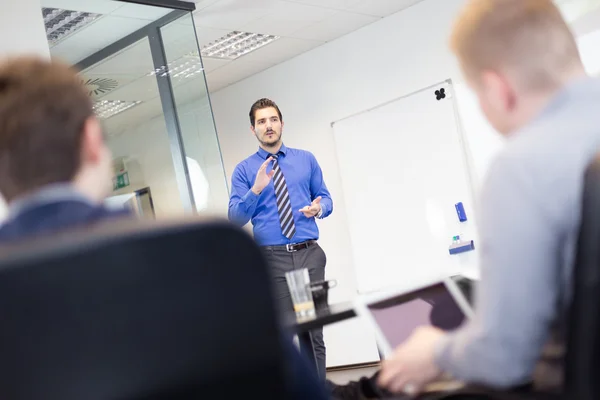 Geschäftspräsentation auf Unternehmenstreffen. — Stockfoto