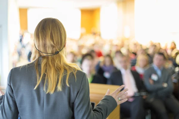 Talare vid företagskonferens och presentation. — Stockfoto