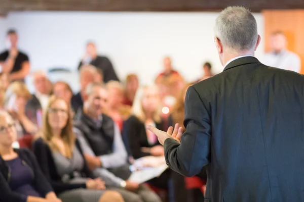 Prelegent na konferencji biznesowej i prezentacji. — Zdjęcie stockowe