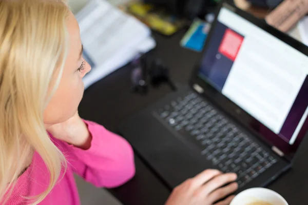 Affärskvinna som arbetar hemifrån. — Stockfoto