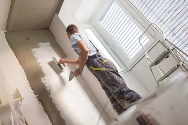 Yesero renovando paredes y techos interiores . — Foto de Stock