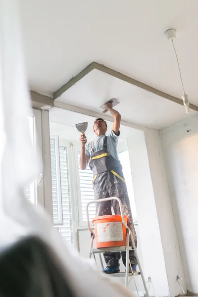Plasterer renovating indoor walls and ceilings. — Stock Photo, Image