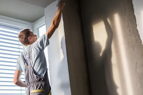 Yesero renovando paredes y techos interiores . — Foto de Stock