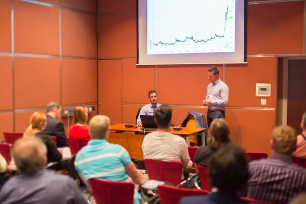 Talare vid företagskonferens och presentation. — Stockfoto