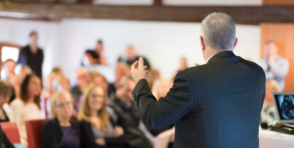 Talare vid företagskonferens och presentation. — Stockfoto