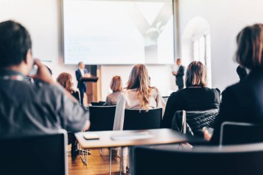 İş toplantısı ve sunumunda röportaj ve yuvarlak masa tartışması. Konferans salonundaki izleyiciler. İş ve Girişimcilik Sempozyumu.
