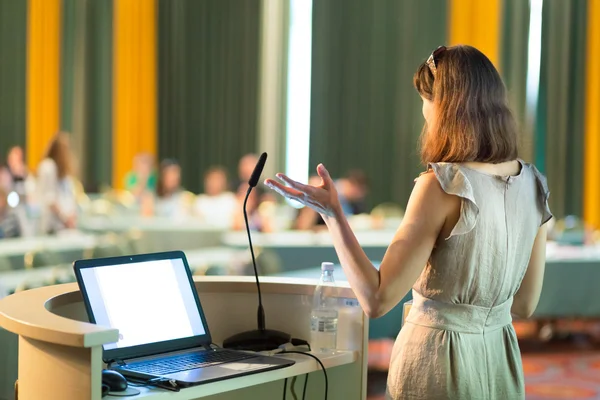 Talare vid företagskonferens och presentation. — Stockfoto