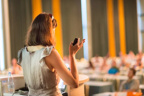 Talare vid företagskonferens och presentation. — Stockfoto