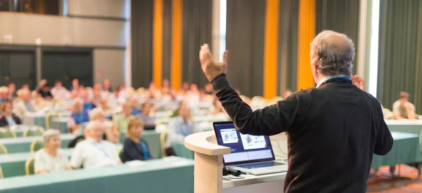 Conférencier à la conférence d'affaires et présentation. — Photo