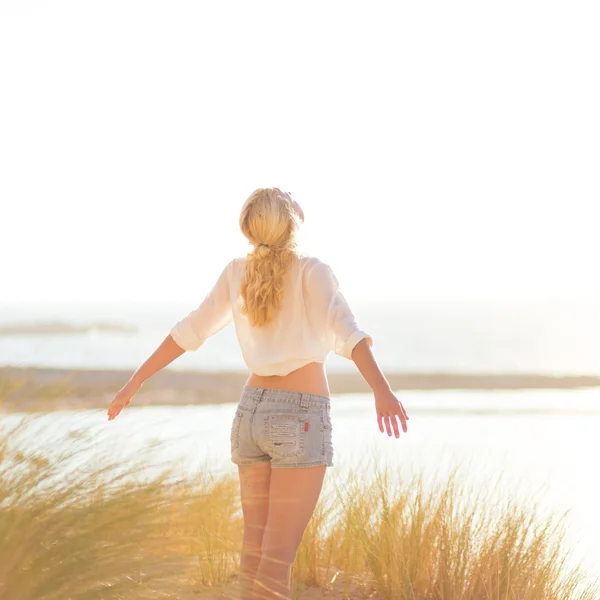 휴가 때 태양을 즐기는 행복 한 여자. — 스톡 사진