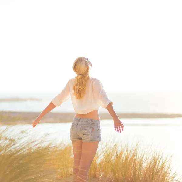 Mujer feliz libre disfrutando del sol en vacaciones . — Foto de Stock