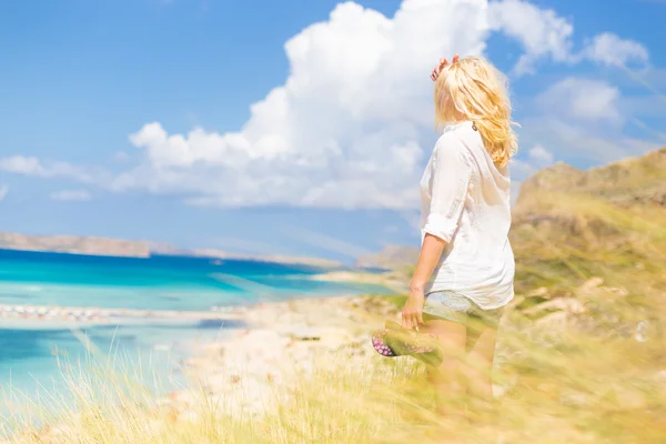 Kostenlose glückliche Frau genießt Sonne im Urlaub. — Stockfoto