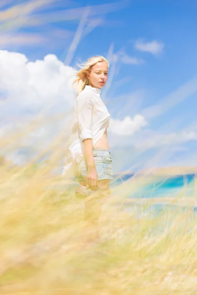 Free Happy Woman Enjoying Sun on Vacations. — Stock Photo, Image