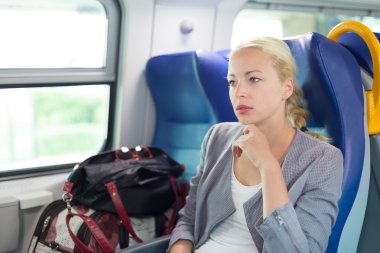 Trenle seyahat sarışın iş kadını.